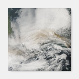 Sarychev Peak weht über das Meer von Okhotsk Magnet