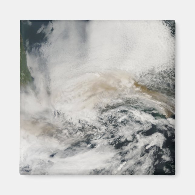 Sarychev Peak weht über das Meer von Okhotsk Magnet (Vorne)