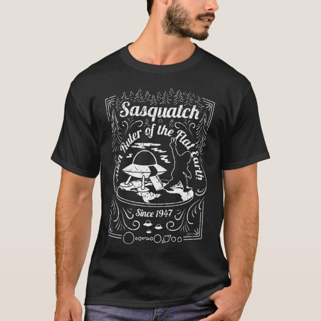 Sasquatch Alien Ruler of the Flat Earth Seit 1947 T-Shirt (Vorderseite)