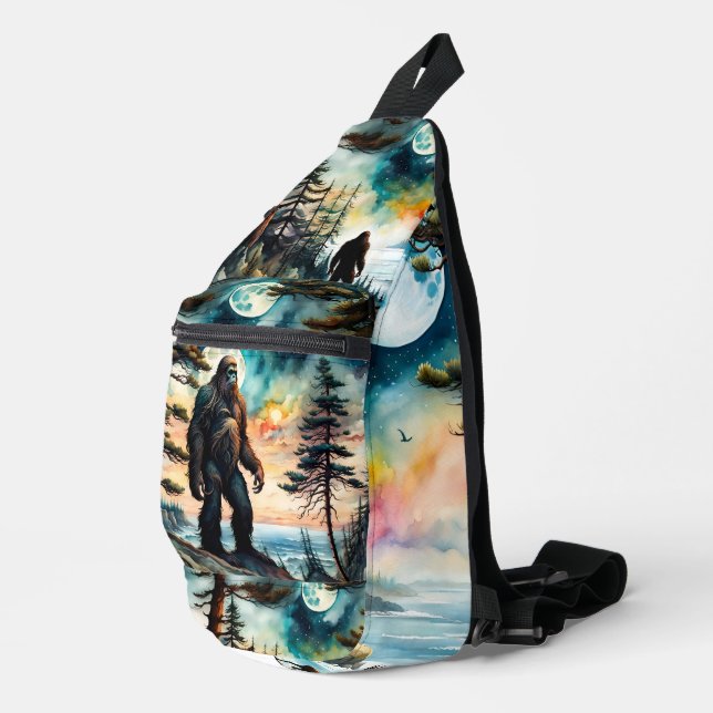 Sasquatch auf einem Waldgraben über dem Ozean Crossbody Bag (Rechte Ecke)