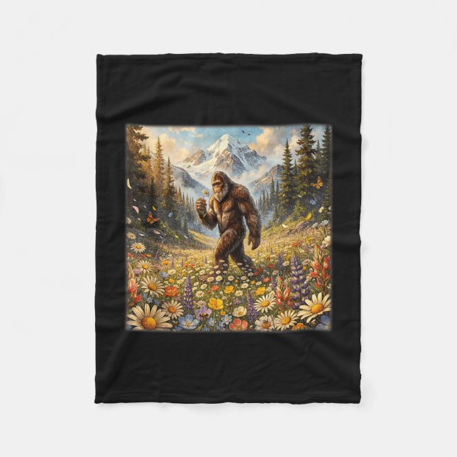 Sasquatch auf Löwenzahnblumenfeld Bigfoot Fleecedecke (Vorderseite)