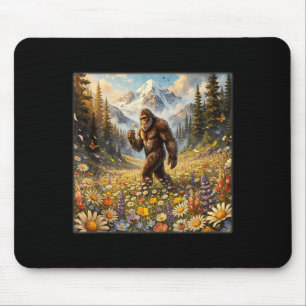 Sasquatch auf Löwenzahnblumenfeld Bigfoot Mousepad