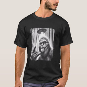 Sasquatch Big Foot Yeti Selfie Rock on UFO Alien F T-Shirt