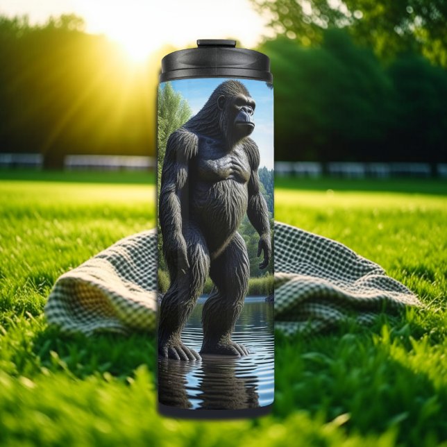 Sasquatch Bigfoot Reflektion am See Thermosbecher (Von Creator hochgeladen)