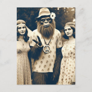 Sasquatch Hippie Sepia mit zwei Frauen Postkarte