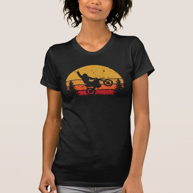 Sasquatch Retro Sunset Riding Dirt Bike T-Shirt (Vorderseite)