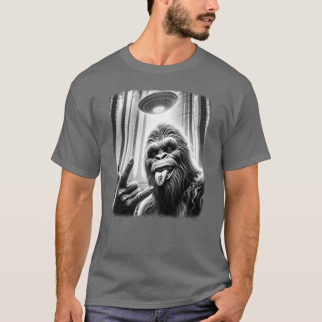Sasquatch Sie Big Foot Rock On UFO Alien Fun frien T-Shirt (Vorderseite)