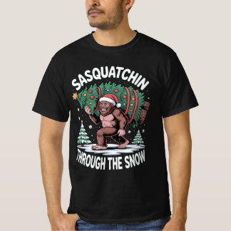 Sasquatch stapft durch den Schnee T-Shirt