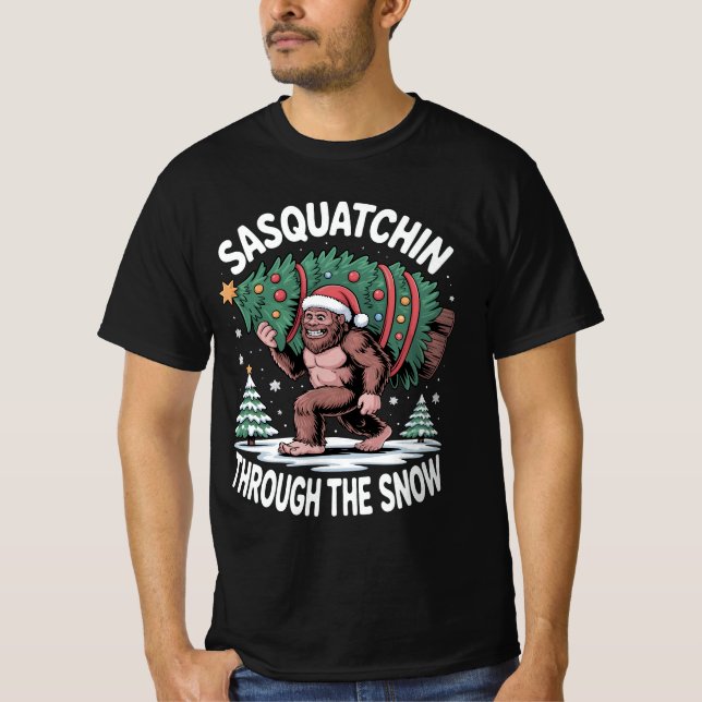 Sasquatch stapft durch den Schnee T-Shirt (Vorderseite)