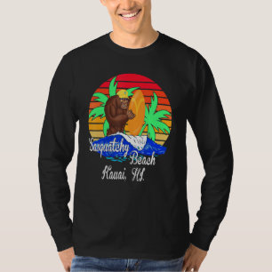 Sasquatch Surfs am Sasquatchy Beach in Hawaii T-Shirt
