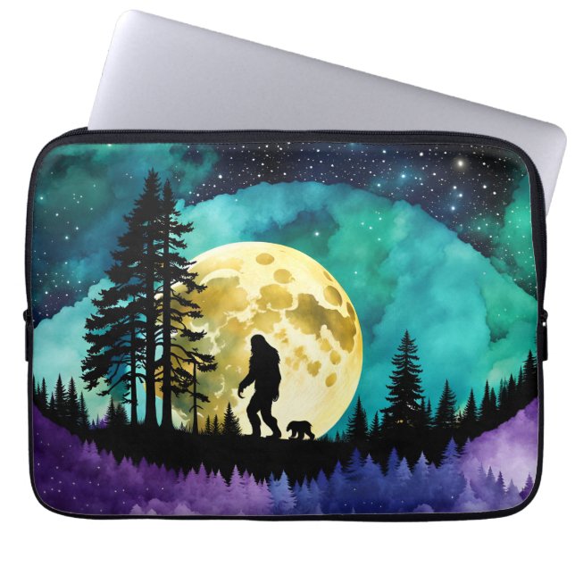 Sasquatch und Bär auf dem Berg Laptopschutzhülle (Vorderseite)