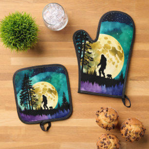 Sasquatch und Bär auf dem Berg Ofenhandschuh & Topflappen-Set