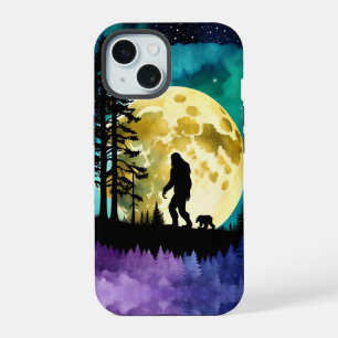 Sasquatch und Bär, die auf dem Berg wandern iPhone 15 Hülle