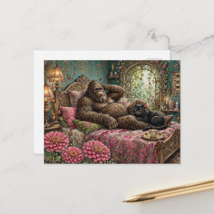 Sasquatch und eine niedliche Katze ruhen im Bett Postkarte