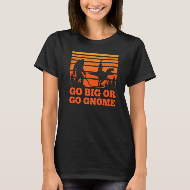Sasquatch walking T-rex carrying a Gnome Go big Go T-Shirt (Vorderseite)