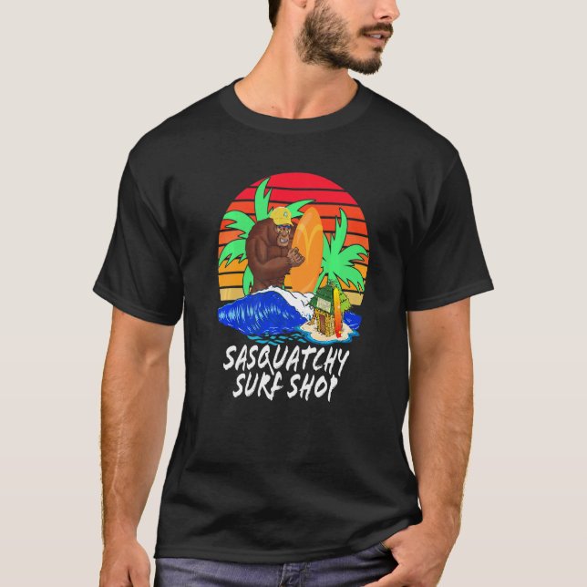 Sasquatchy Tiki Hut Surf Shop T-Shirt (Vorderseite)