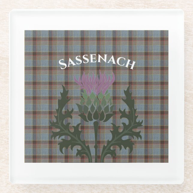 Sassenach mit Scottish Thistle über Fraser Tartan Glasuntersetzer (Vorderseite)