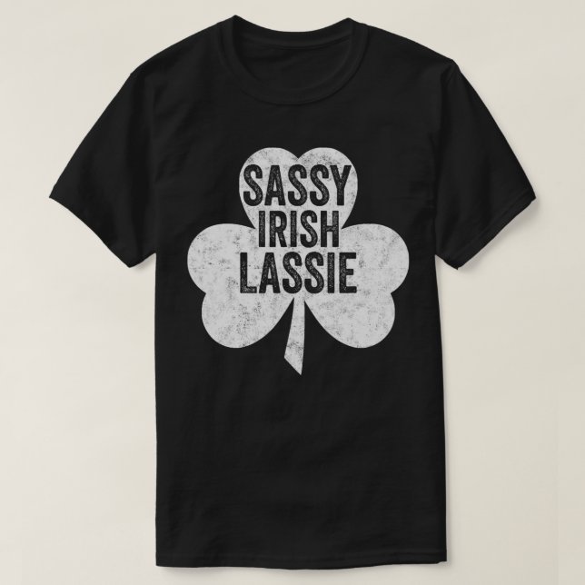 Sassy Irish Lassie Shirt Funny Saint Patricks Day (Design vorne)