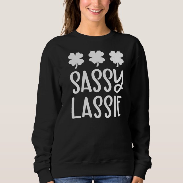 Sassy Lassie Funny St Patrick S Day Irish Kleeblat Sweatshirt (Vorderseite)