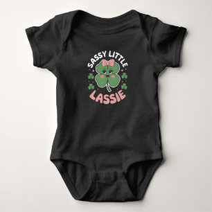 Sassy Little Lassie Lustiger St. Patrick's Day Baby Strampler