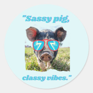 Sassy Pig Classic Vibes- Schweinezitat Runder Aufkleber