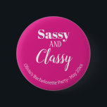 Sassy Pink Junggeselinnen-Abschied Button<br><div class="desc">Holen Sie sich das Party mit dem Funny Sassy und Classy Pink Junggeselinnen-Abschied Button gestartet! Dieses Accessoire ist ideal, um Ihrem Junggeselinnen-Abschied eine Touch Spaß und Spaß hinzuzufügen. Mit seinen rosa- und weißen Farben können Sie sie mit Ihrer eigenen Textnachricht anpassen, unabhängig davon, ob es sich um den Namen der...</div>