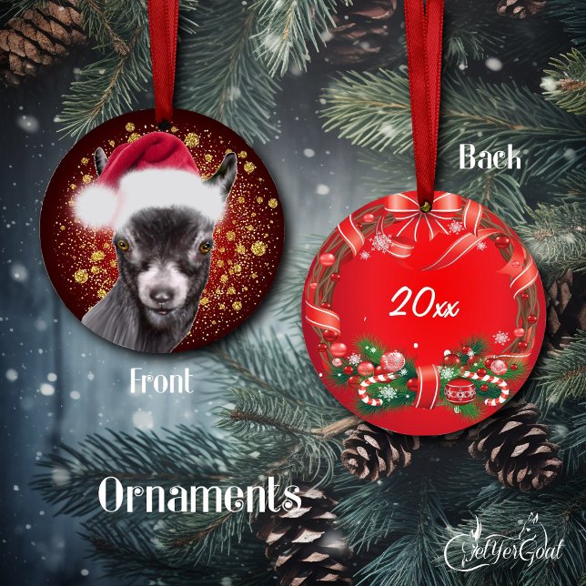 Sassy Pygmy Goat Weihnachtsmannmütze Weihnachtssch Keramik Ornament (Sassy little pygmy goat wearing her Santa hat  with gold snowflakes, dated on the back #zazzlemade )