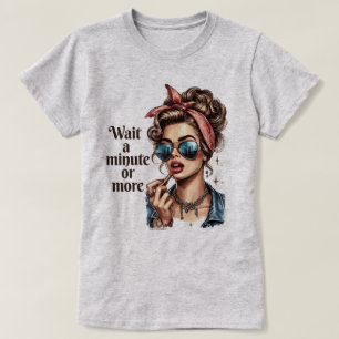 Sassy Retro Girl T - Shirt - Warten Sie ein Minute