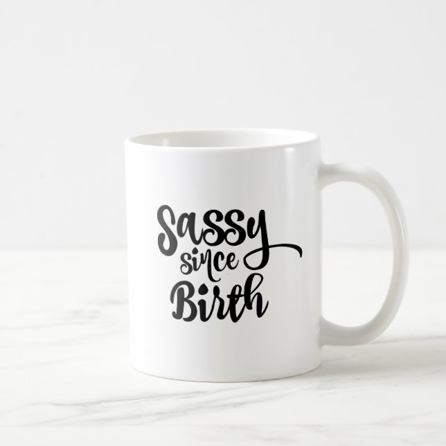 Sassy seit der Geburt Whimsikale Typografie Tasse (Rechts)