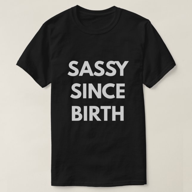 Sassy seit Geburt T-Shirt (Design vorne)