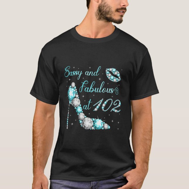 Sassy und fabelhaft bei 102 High Heel 102nd T-Shirt (Vorderseite)