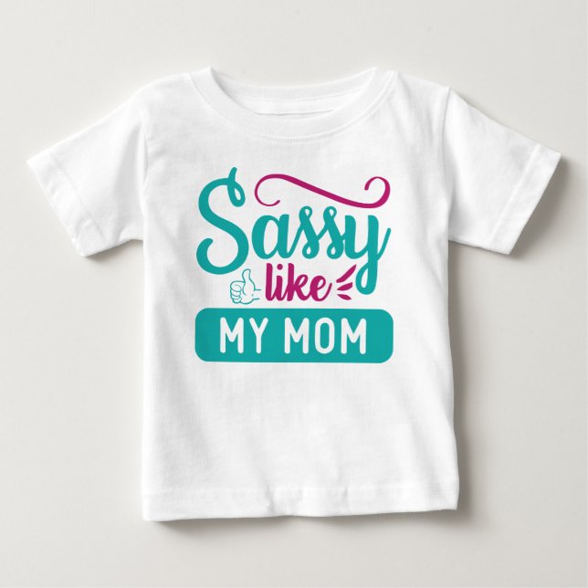 SASSY WIE MEINE MAMA SPRICHWORT BABY T-SHIRT (Vorderseite)