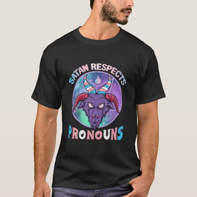 Satan Respekts Pronouns Transgender Trans Flag T-Shirt (Vorderseite)