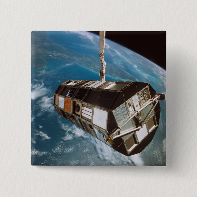 Satellit über der Erde Button (Vorderseite)