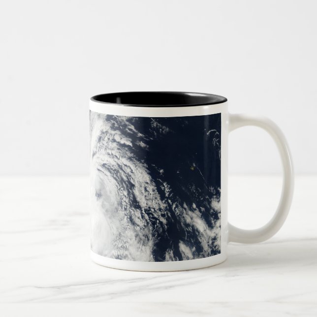 Satellitenansicht der Blas der tropischen Depressi Zweifarbige Tasse (Rechts)