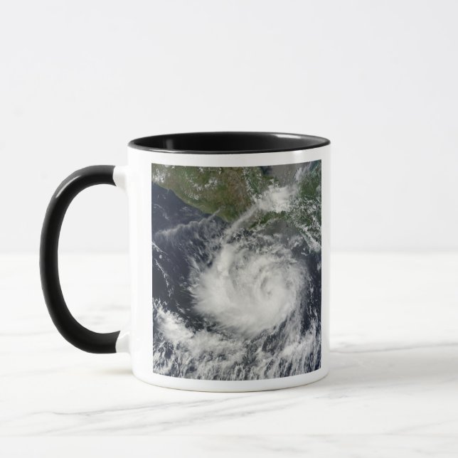 Satellitenansicht des tropischen Sturms Darby Tasse (Links)