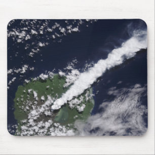 Satellitenansicht einer dicken, dampfreichen Wasse Mousepad