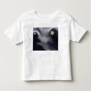 Satellitenbild der Insel Semisopochnoi Kleinkind T-shirt