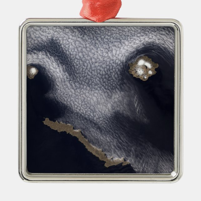 Satellitenbild der Insel Semisopochnoi Ornament Aus Metall (Vorne)