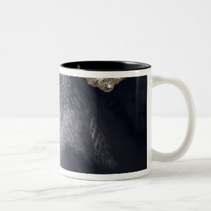 Satellitenbild der Insel Semisopochnoi Zweifarbige Tasse