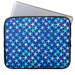 Satin-Sterne, blass blau auf Kobalt Laptopschutzhülle