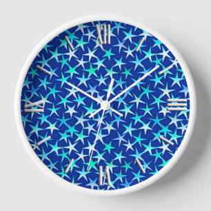 Satin-Sterne, blass blau auf Kobalt Wanduhr