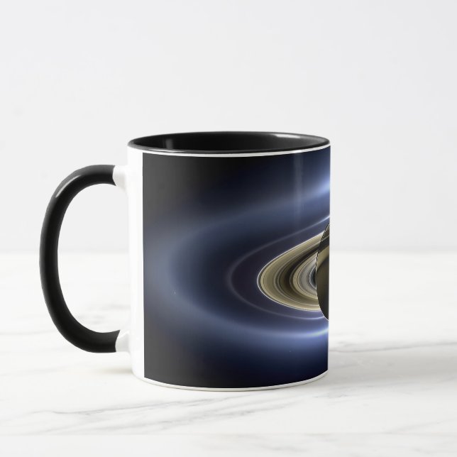 Saturn. Der Tag Erde lächelte Tasse (Links)