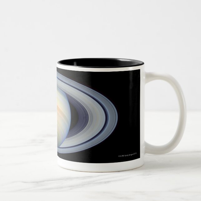 Saturn mit Ringen an Weitwinkel zur Erde Zweifarbige Tasse (Rechts)