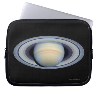 Saturn mit Ringen im weitesten Winkel zur Erde Laptopschutzhülle