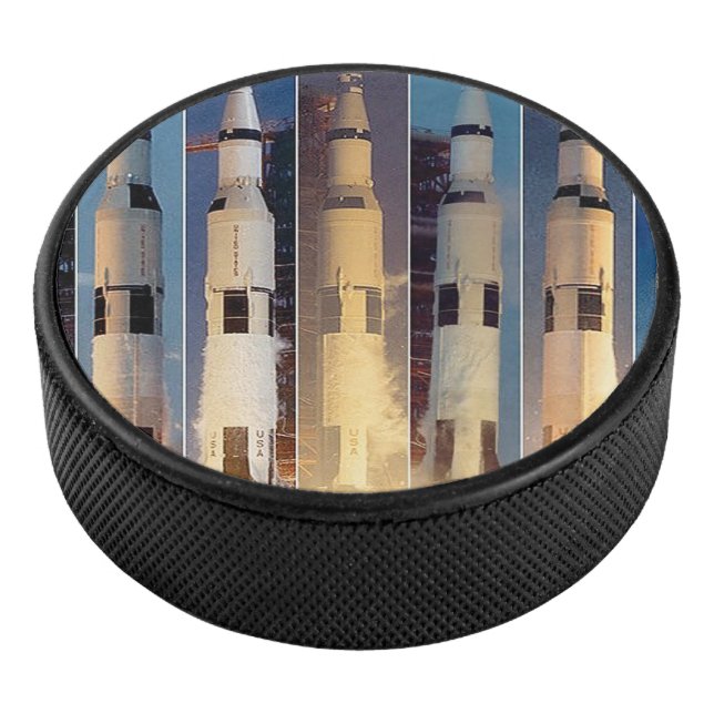 Saturn V Moon Rocket startet Eishockey Puck (3/4)
