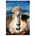 Saturn V Raketenstart 1969 Apollo Spacecraft Fotoskulptur Magnet<br><div class="desc">Saturn V Raketenstart der Apollo Spacecraft-Mission von 1969, um die amerikanische Crew von Astronauten auf der Mondoberfläche zu landen. Diese Datei ist in den Vereinigten Staaten öffentlich zugänglich, da sie ausschließlich von der NASA erstellt wurde. Staaten der NASA-Urheberrechtspolitik, wonach "NASA-Material nicht urheberrechtlich geschützt ist, es sei denn, es ist darauf...</div>