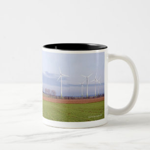 Saubere Energie durch viele Windkraftanlagen auf Zweifarbige Tasse