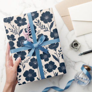 Saubere monochrome Wildblumen in Navy auf Creme Geschenkpapier