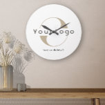 Sauberes Firmenlogo Minimale Markenfirma Wall Runde Wanduhr<br><div class="desc">Maßgeschneiderte Wall-Uhr mit einem einfachen minimalen Design. Fügen Sie Ihr Logo und Text hinzu.</div>